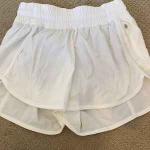 Lululemon White Tracker Short Size 6